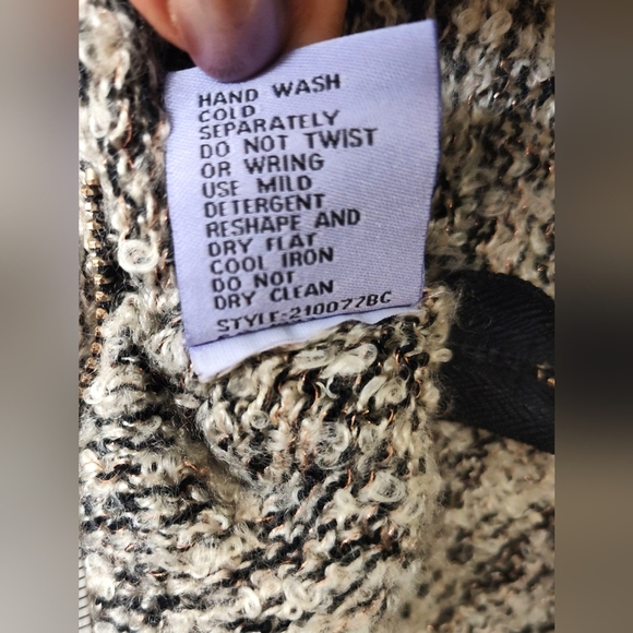 Michelle Nicole Sleeveless Mockneck Sweater - Black & Cream W Gold - Picture 5 of 5